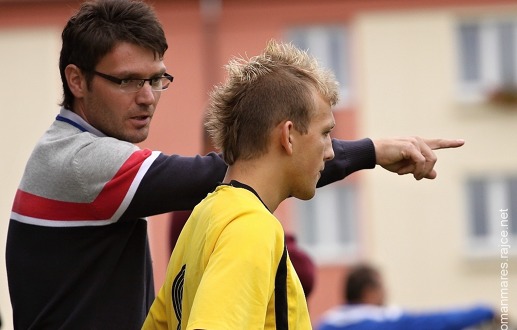 David Cimrman na lavičce SK Slaný uděluje pokyny (foto Roman Mareš) David Cimrman na lavičce SK Slaný uděluje pokyny (foto Roman Mareš)
